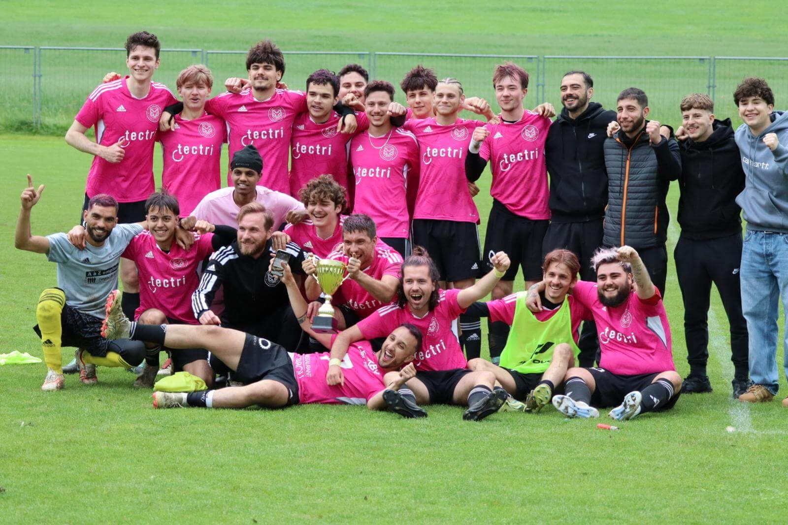 Teintures roses et trophée Decathlon: la promotion du FC Belprahon